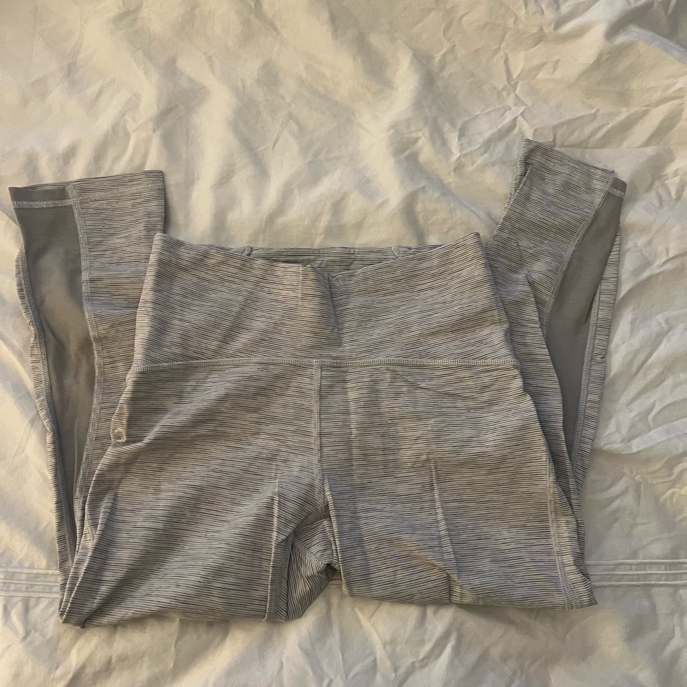 Lululemon Train Times Crop *21"
Wee Are From Space Ice Grey Alpine White Sz 6